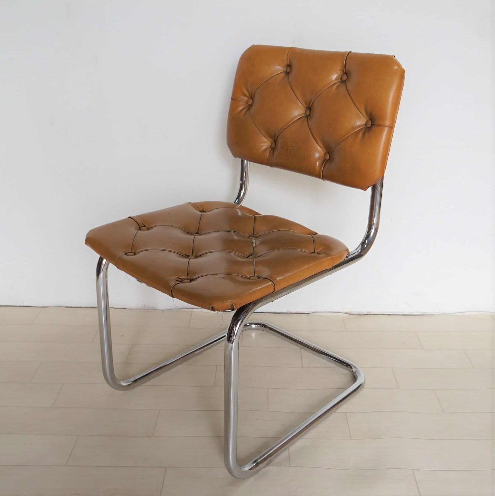 コールドンブル― 椅子