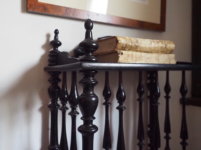 ブルーのサイド・テーブル