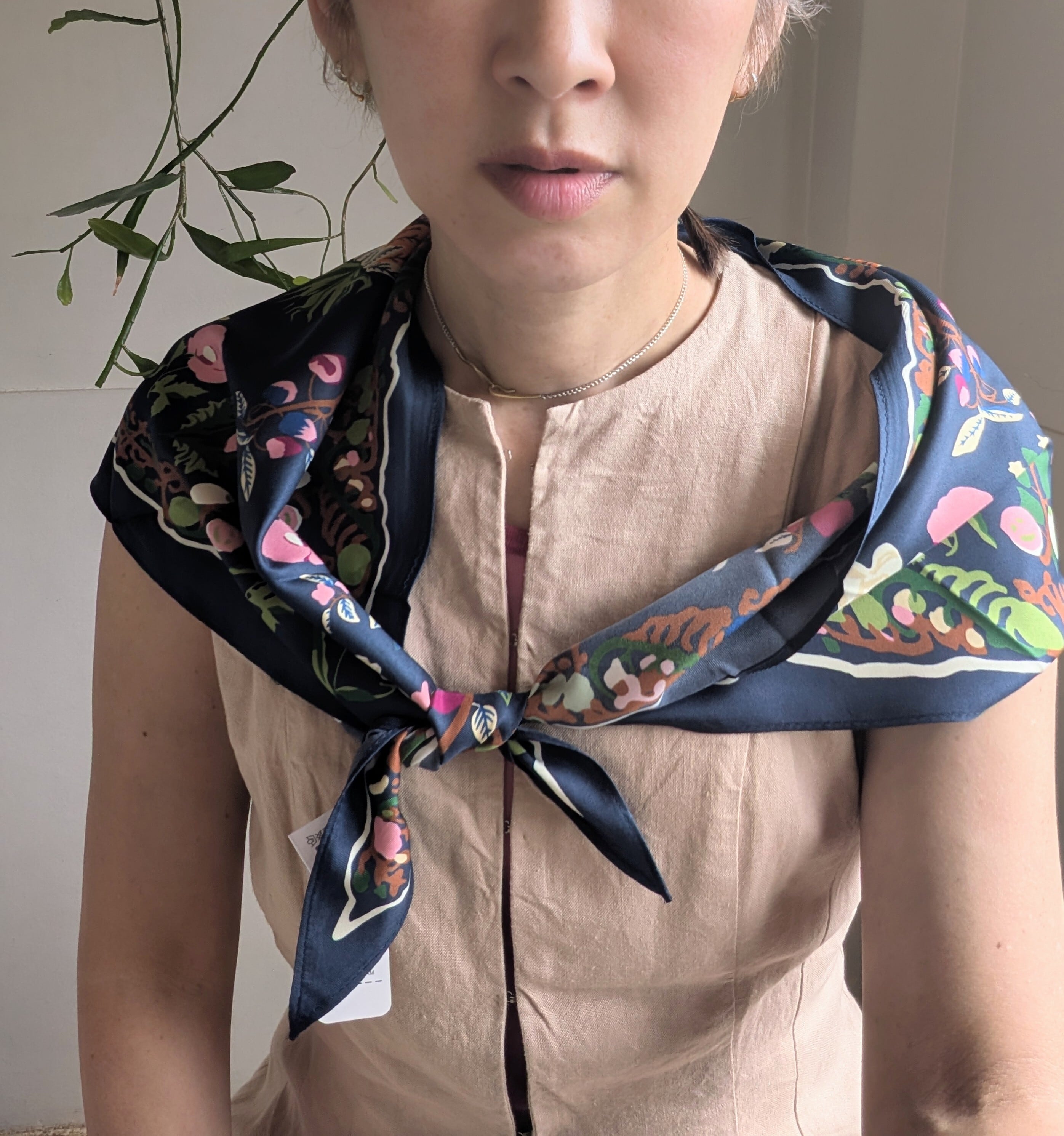 三角形シルクタッチスカーフ / NAVY/ ボタニカル柄 | 服と雑貨ume 大阪