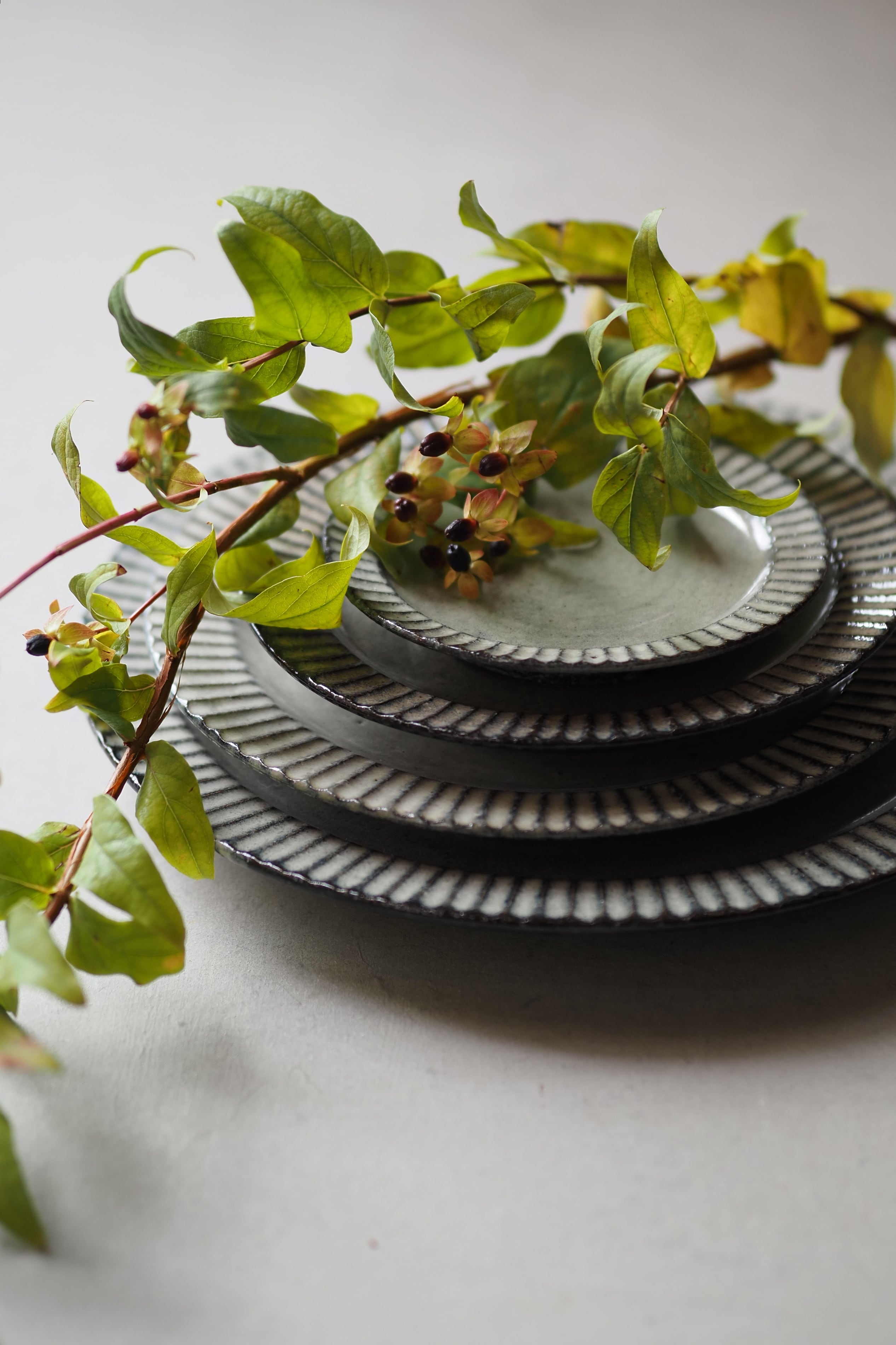 余宮隆 42.gray鎬リム皿（M） | 陶屋なづな