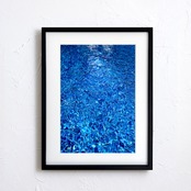 blue pool Ⅱ｜透明感ある深いブルーの水面アートポスター｜清涼感×ミニマルモダン｜空間を洗練｜A2ポスター