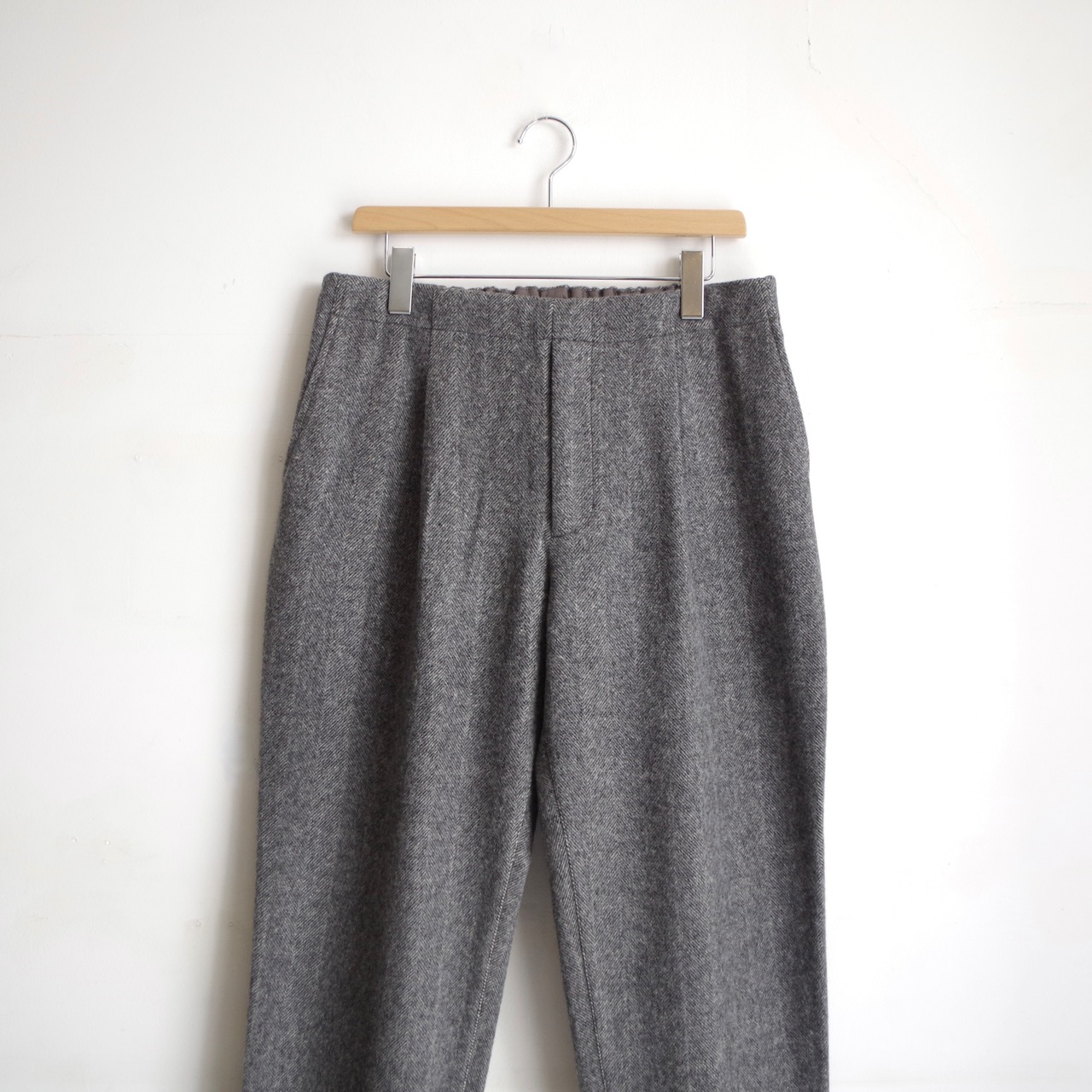 comm.arch. Felted Lamb's Easy Trousers "Gray Herringbone"