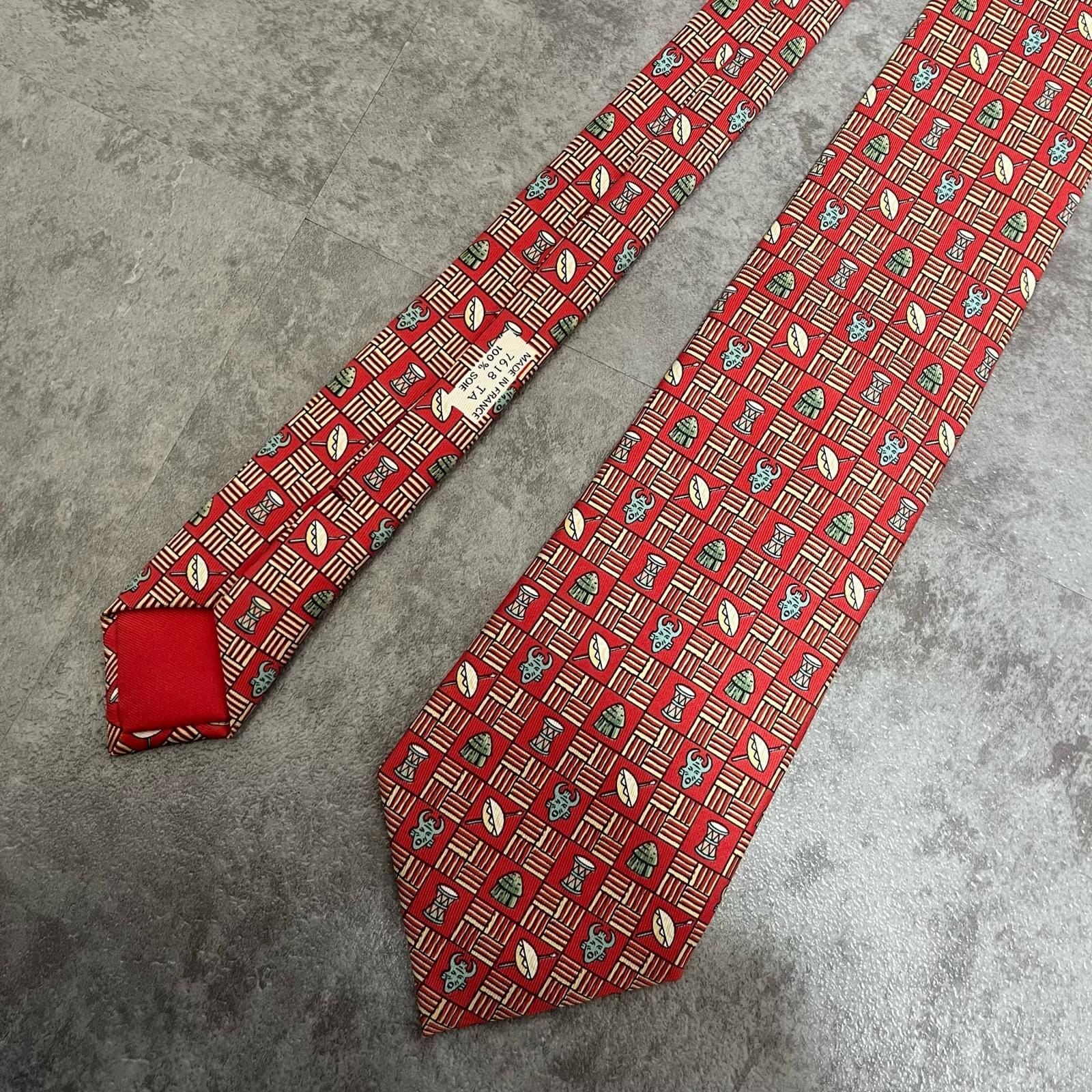 【新品】HERMES エルメス 幾何学模様 シルクネクタイ 赤系 HERMES】エルメス 民族柄ネクタイ 民族モチーフ シルク100% メンズ
