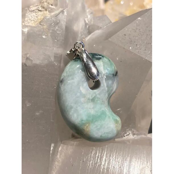 希少】 糸魚川翡翠 勾玉 | レインボー・シヴァ 