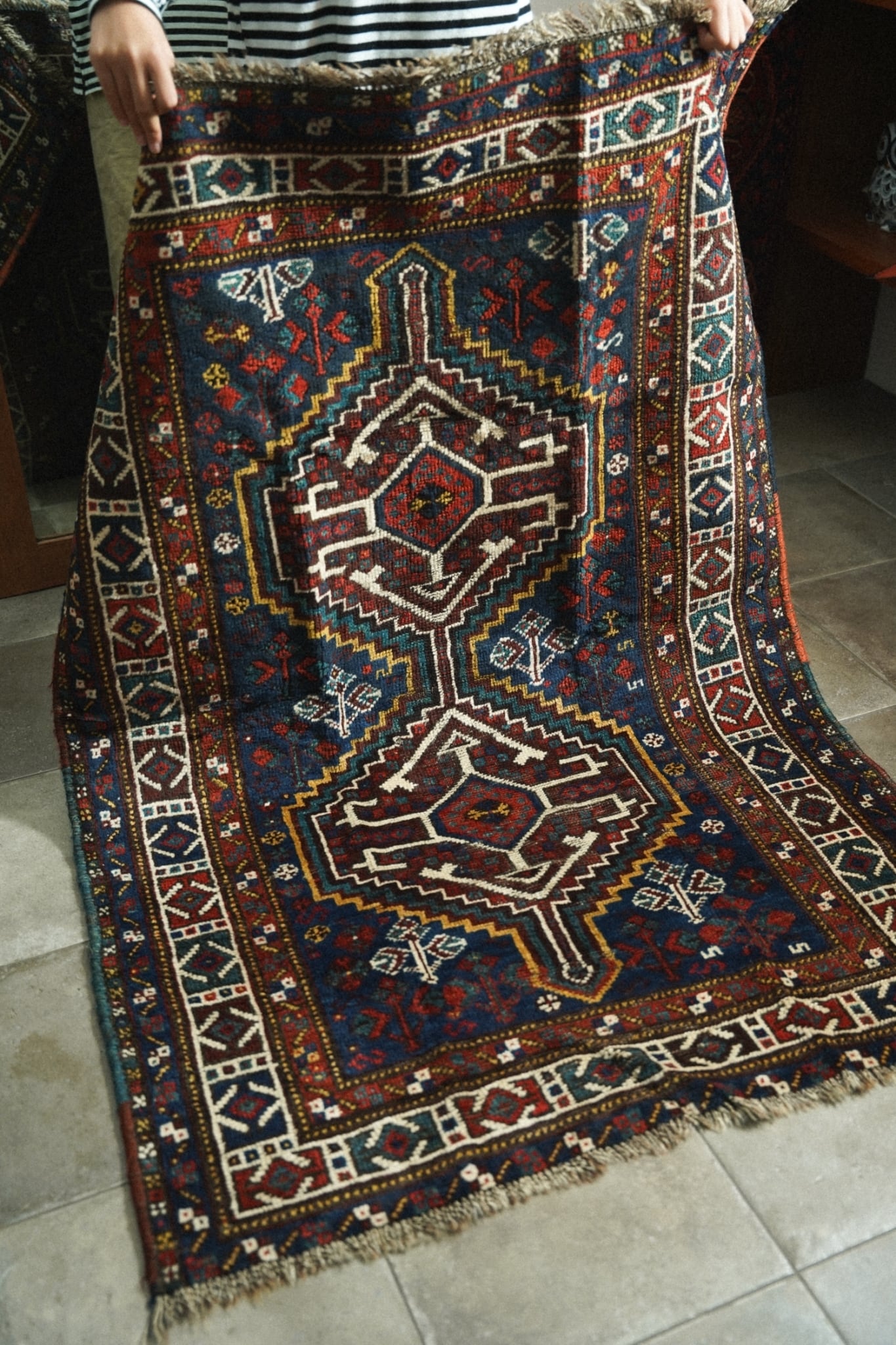 1135-Semi Antique Khamseh rug | 手織りのヴィンテージラグ専門店