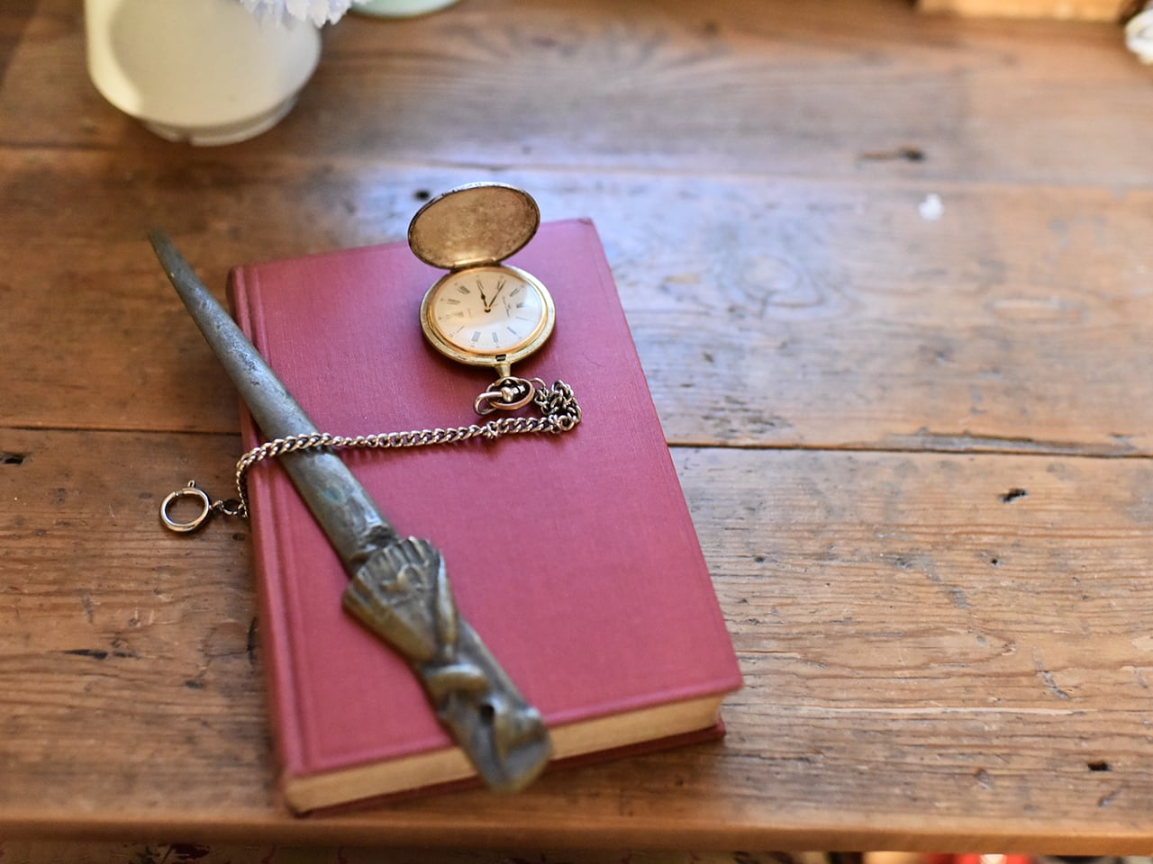 古い色合いが素敵な赤表紙の本 *イギリスアンティーク