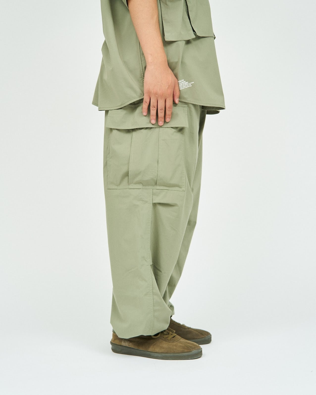 FreshService｜MICRO TYPEWRITER CARGO PANTS | 眠家オンラインストア