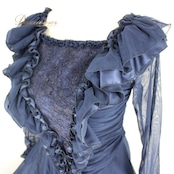 社交ダンス 衣装 スタンダード ドレス ワンピース レッスンウェア パーティ衣装 ネイビー系 紺 レース フリル 長袖 フェミニン かわいい 上品 ボリューム スカート 優雅 動き 日本製 伸縮性 デザイン おしゃれ 着心地 上品さ 上半身 シルエット 女性用 おすすめ