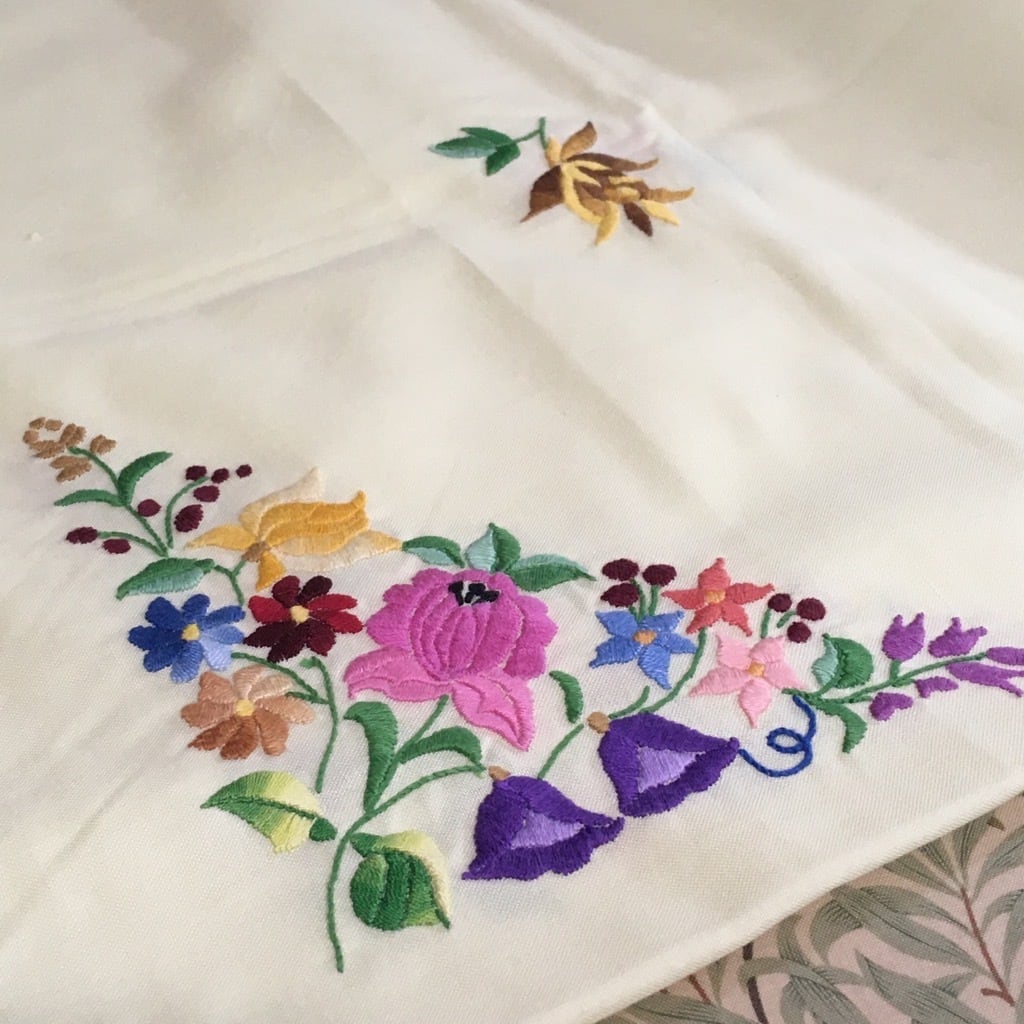 ライトイエロー花モチーフ刺繍のハンガリークロス | kolbenova