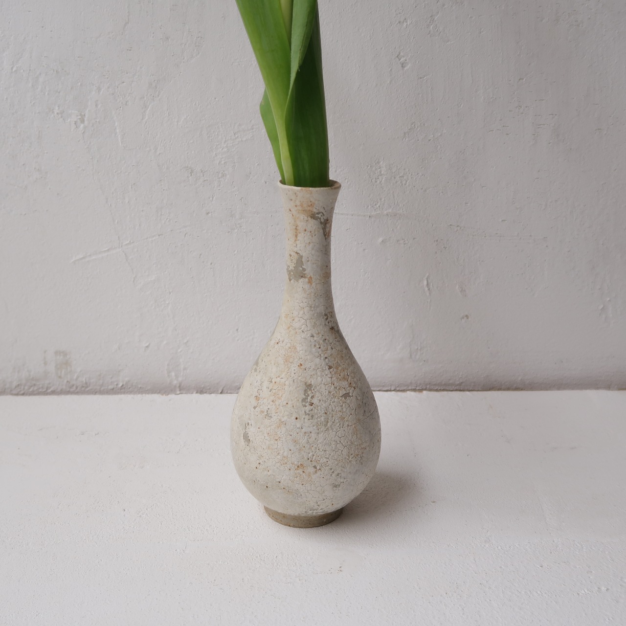 首のほそい一輪挿し