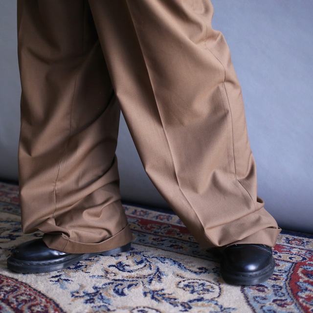 2-tuck straight silhouette brown super wide slacks