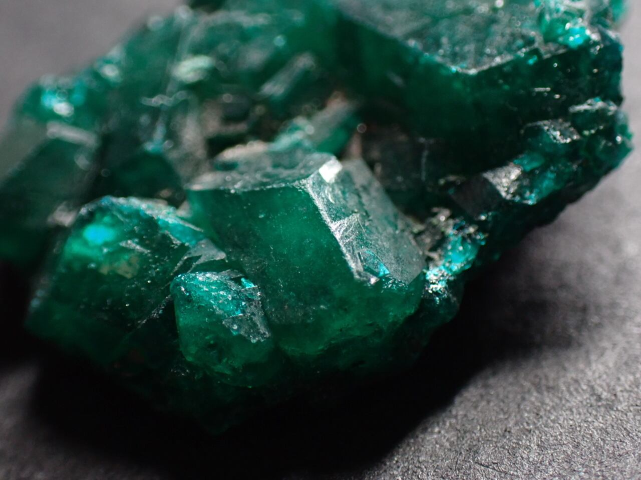 コンゴ共和国産 ダイオプテーズ/Dioptase 原石 A-DPT052 | 鉱物
