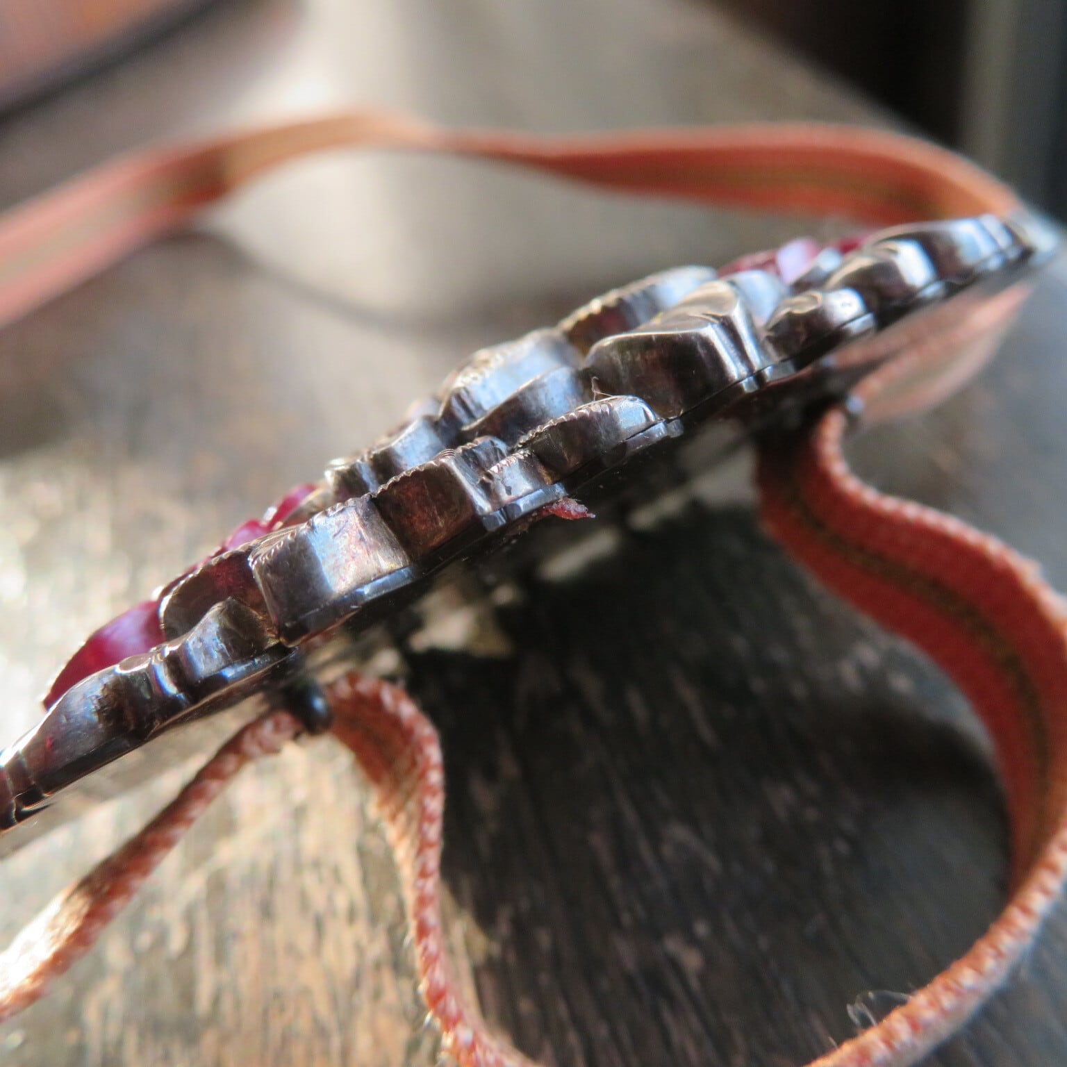 アンティーク　桜楓散らし雲錦の大きな帯留め