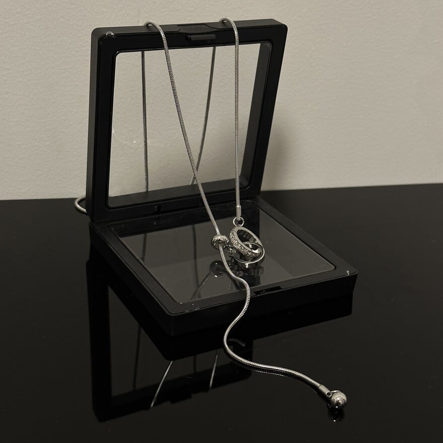 静寂に溶ける二連リング Y字ゴシックネックレス|ダークロリータの首元を彩るミニマル象徴アクセ