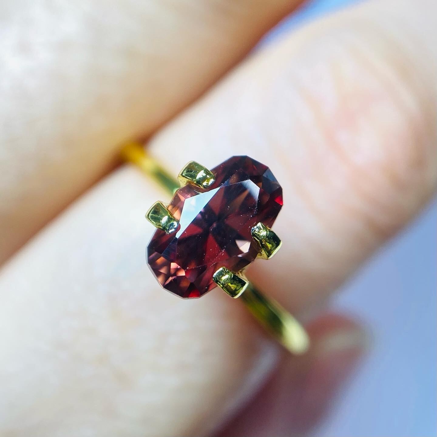 紋章のようなアンティークなカットのジルコン