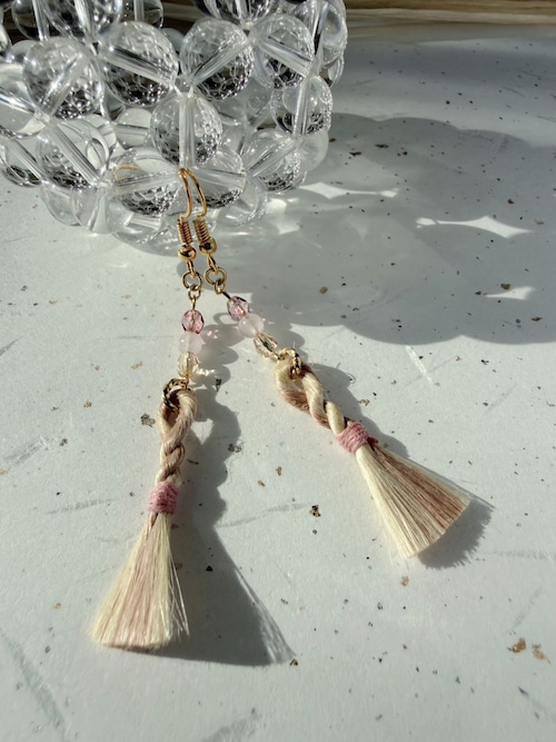 ロゼの小箱｜精麻いちご染めmix ローズクォーツ×チェコビーズ ピアス（約6cm）