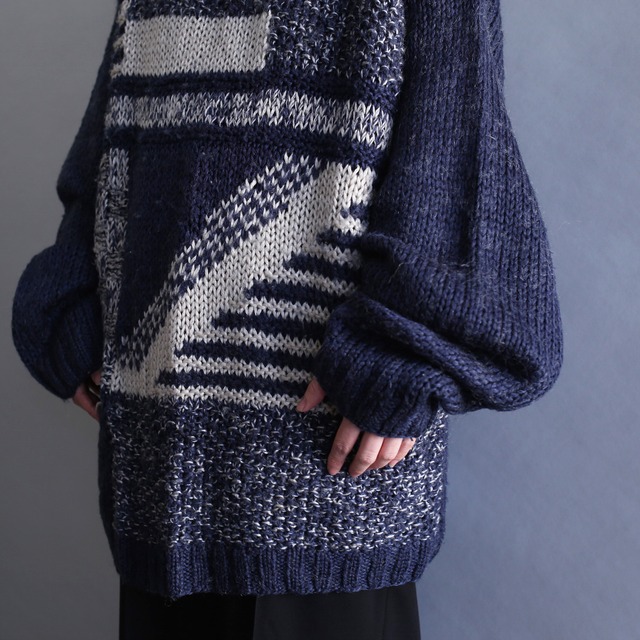 loose silhouette 3D pattern hand knit sweater