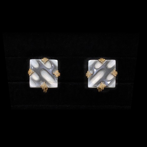 Carving patterned square earrings
