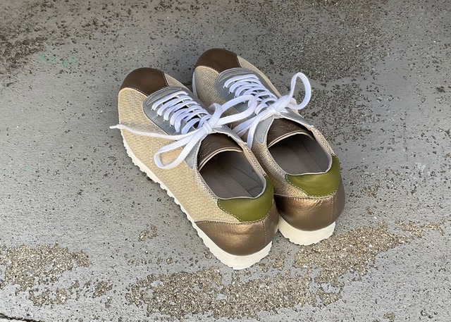 【限定新色】オールレザー・メタリックスニーカー(ゴールド×カーキ)