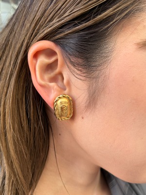 BURBERRY / vintage  B logo design gold earring.