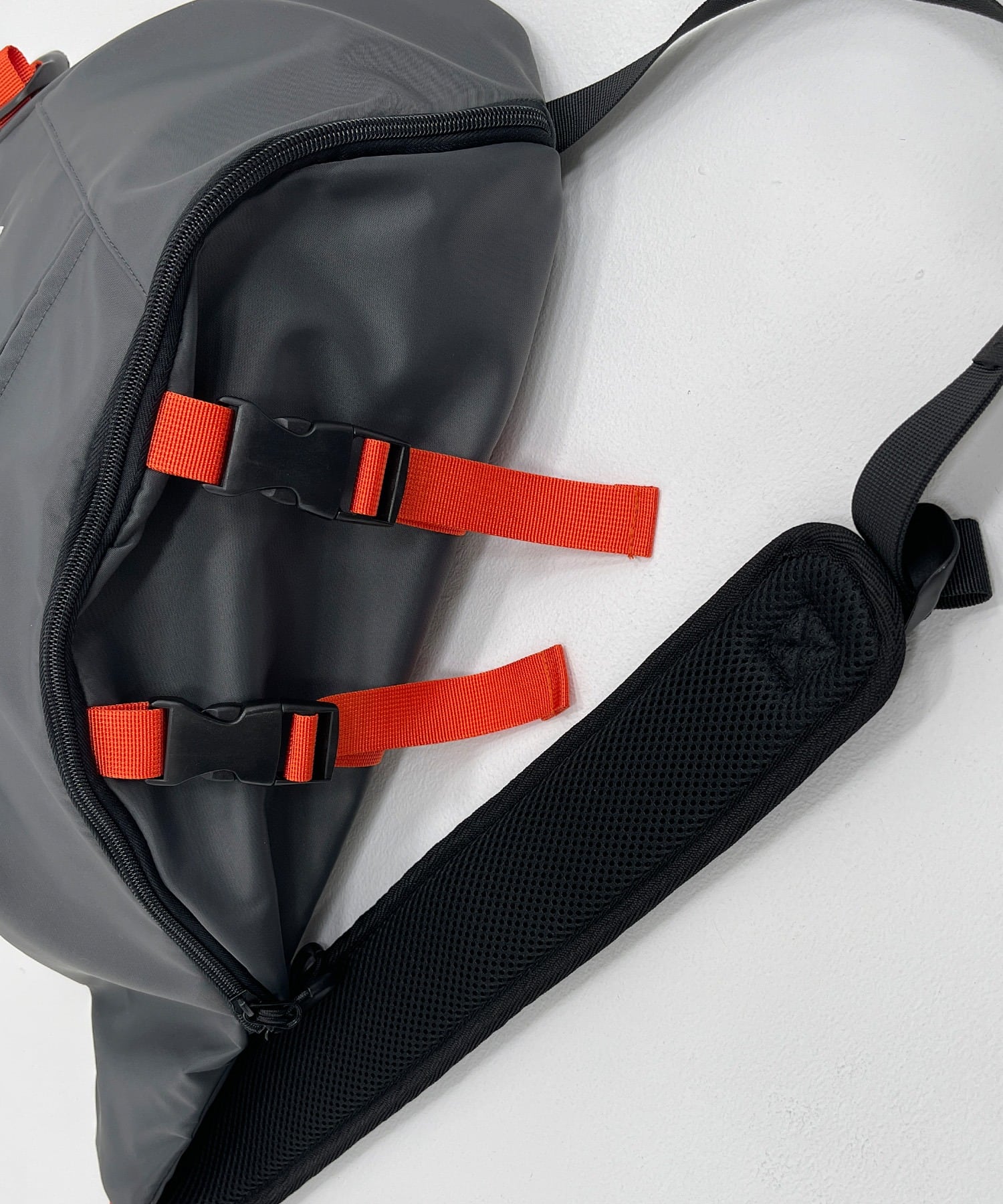 ユニセックス向けのブランドをメインにした、カジュアルな洋服や