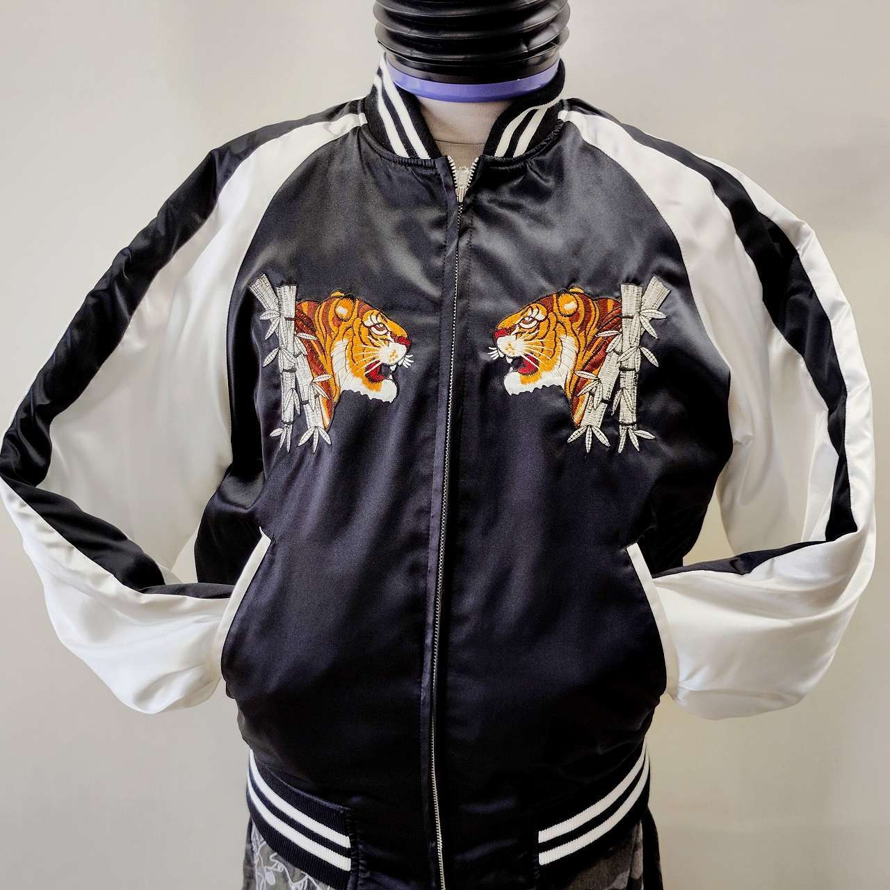 サテン 竹トラ刺繍 スカジャン 黒 L LL Embroidered jumper (SUKAJYAN
