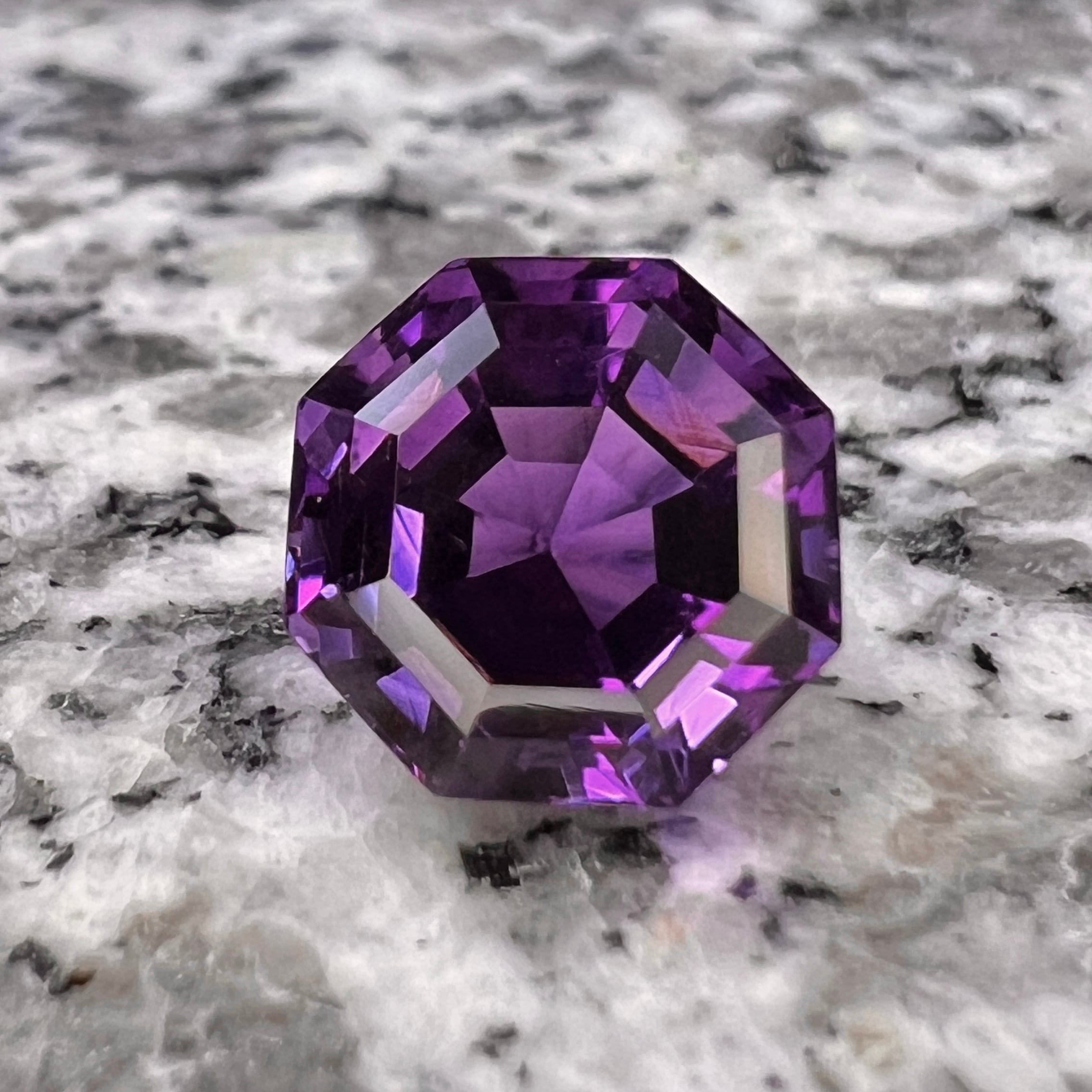 【高貴な紫】天然石アメジスト 大粒 末広がりの八角形 ジュエリールース