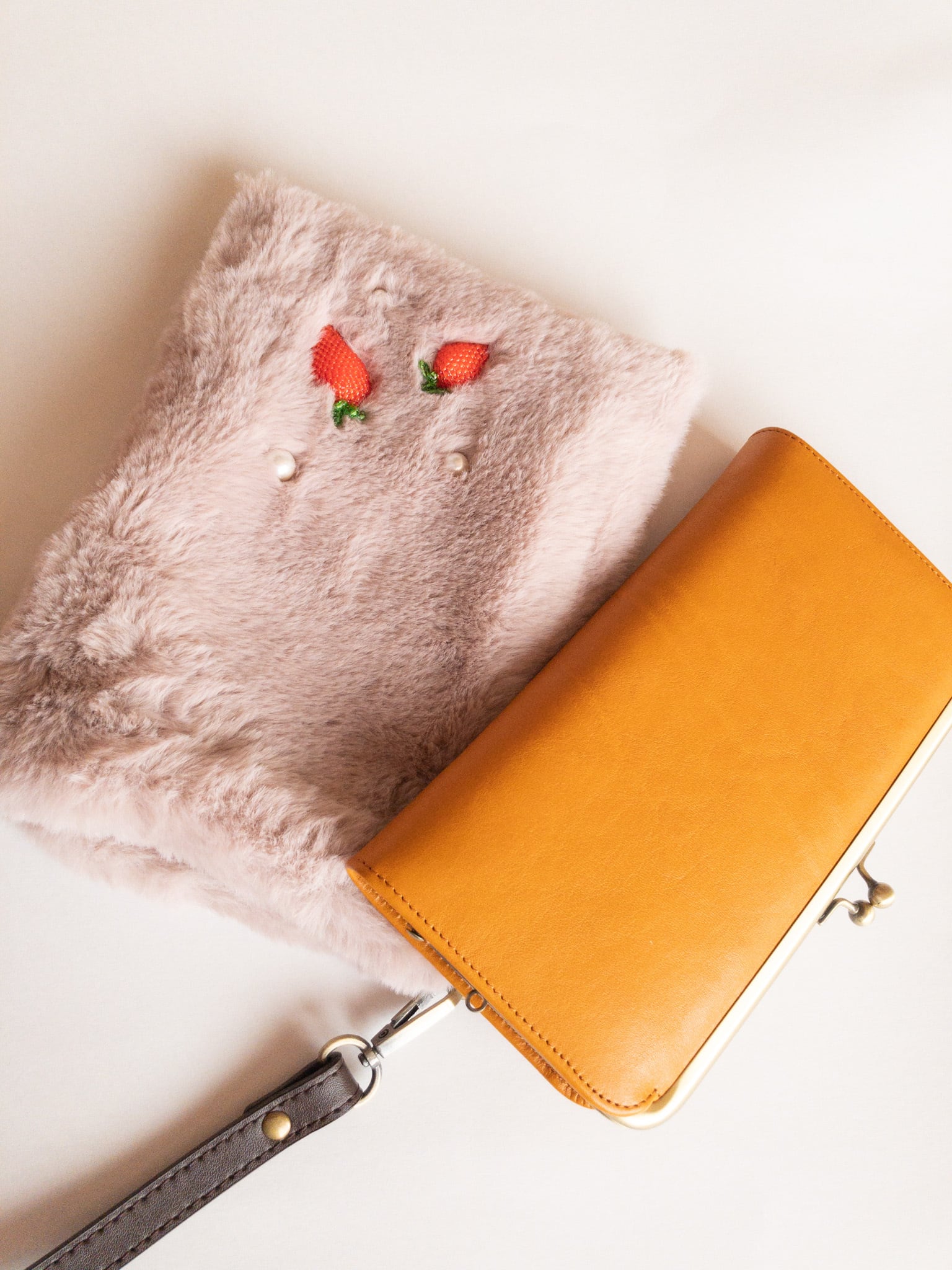 ビーズいちご刺繍のふわふわスマホポーチ | うさのひみつきち