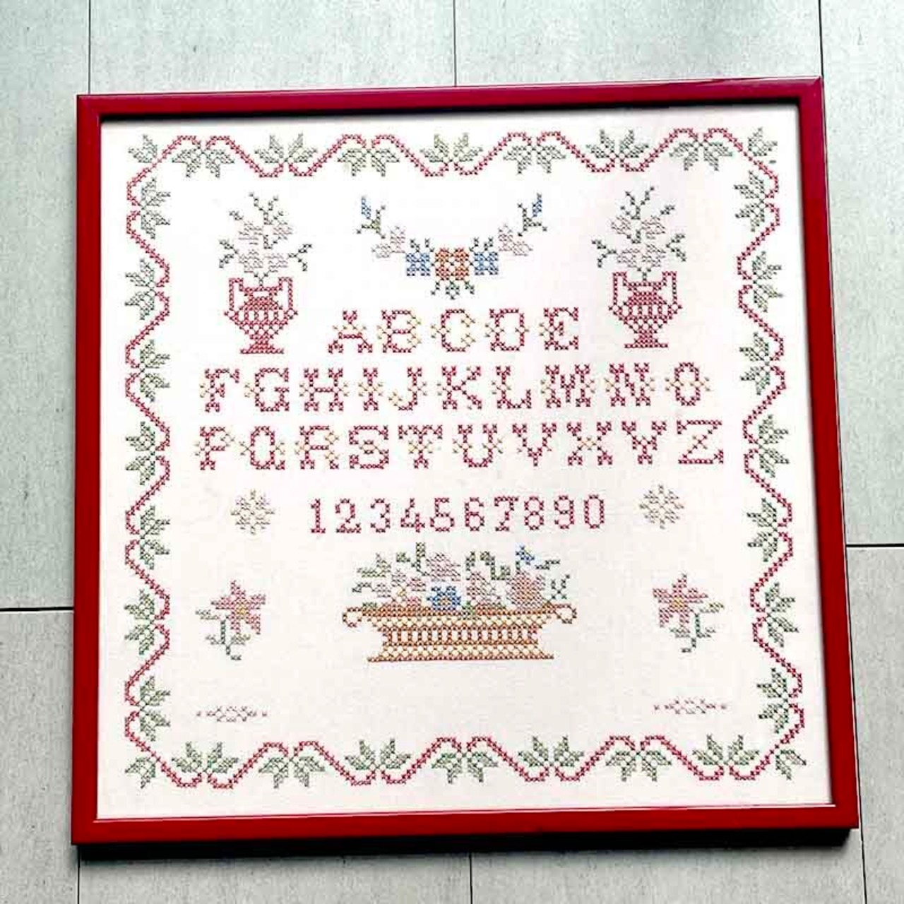 額もの　クロスステッチ刺繍　ABCサンプラー　花とABC刺繍　赤いフレーム大型 12cldd24