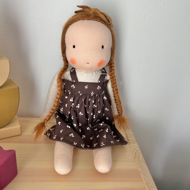 Little Kin Studio/送料無料 Medium Doll (brown pinafore dress)