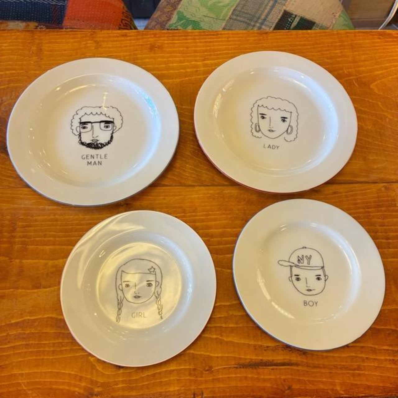 Mino Ennui Plate M, 2 Types: Gentle Man and Lady. Available in two varieties. Suitable for Japanese and Western cuisine. Microwave and dishwasher safe.