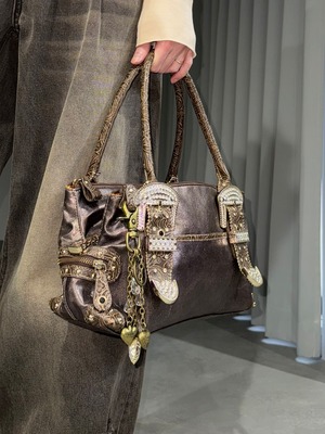 decorative leather boston bag / brown × gold