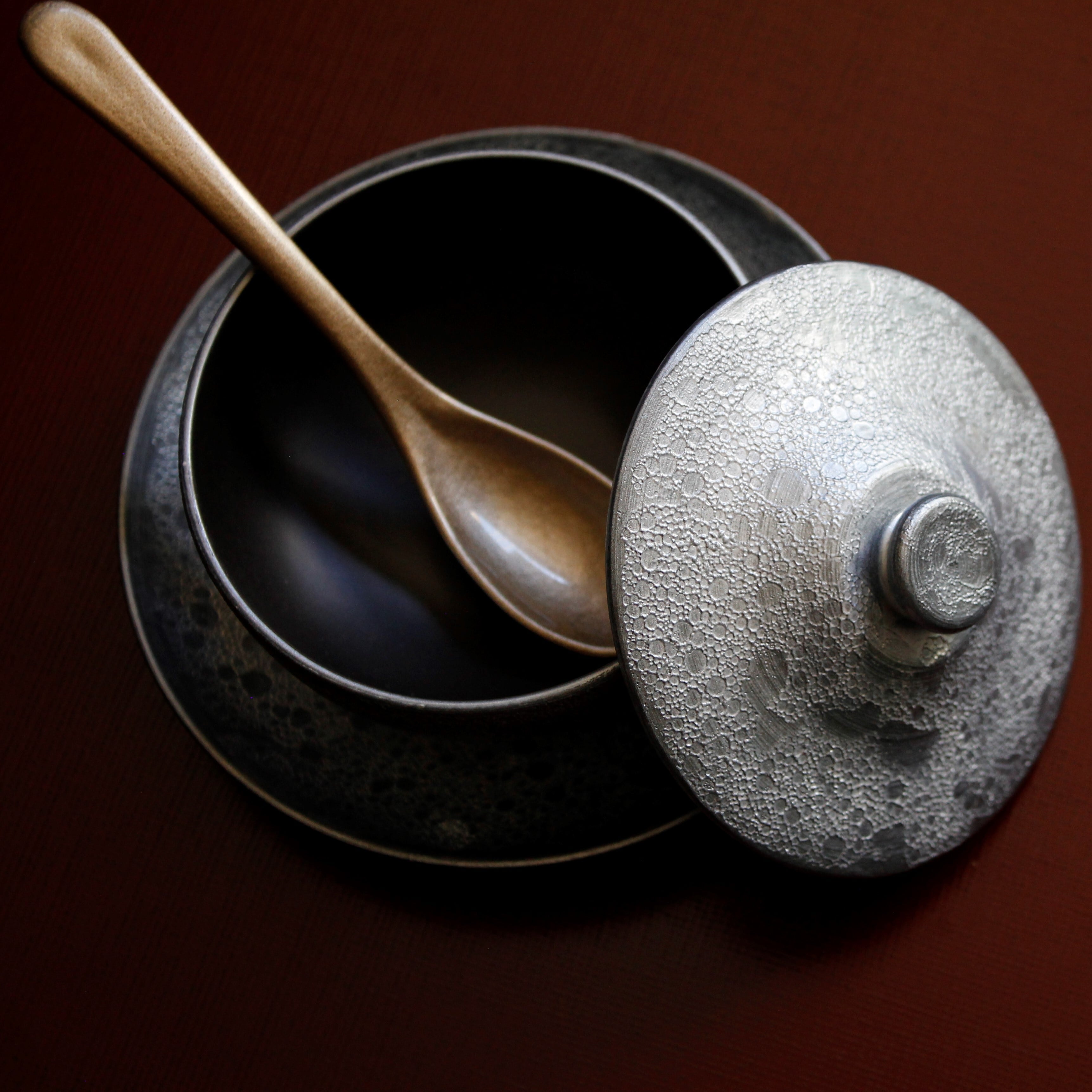 有田焼 黒マット泡雲母銀 ミニ蓋物(台皿付) | 芦屋貴兆陶家 online shop