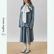 青の揺らぎを重ねる余白：プリーツミモレスカート《XU0281》