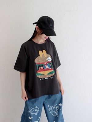 【予約特典・8月7日入荷予定】HiHeyHooo!!!バーガーへようこそ！サメのバーガーSHOP Tシャツ – サメが店員⁉