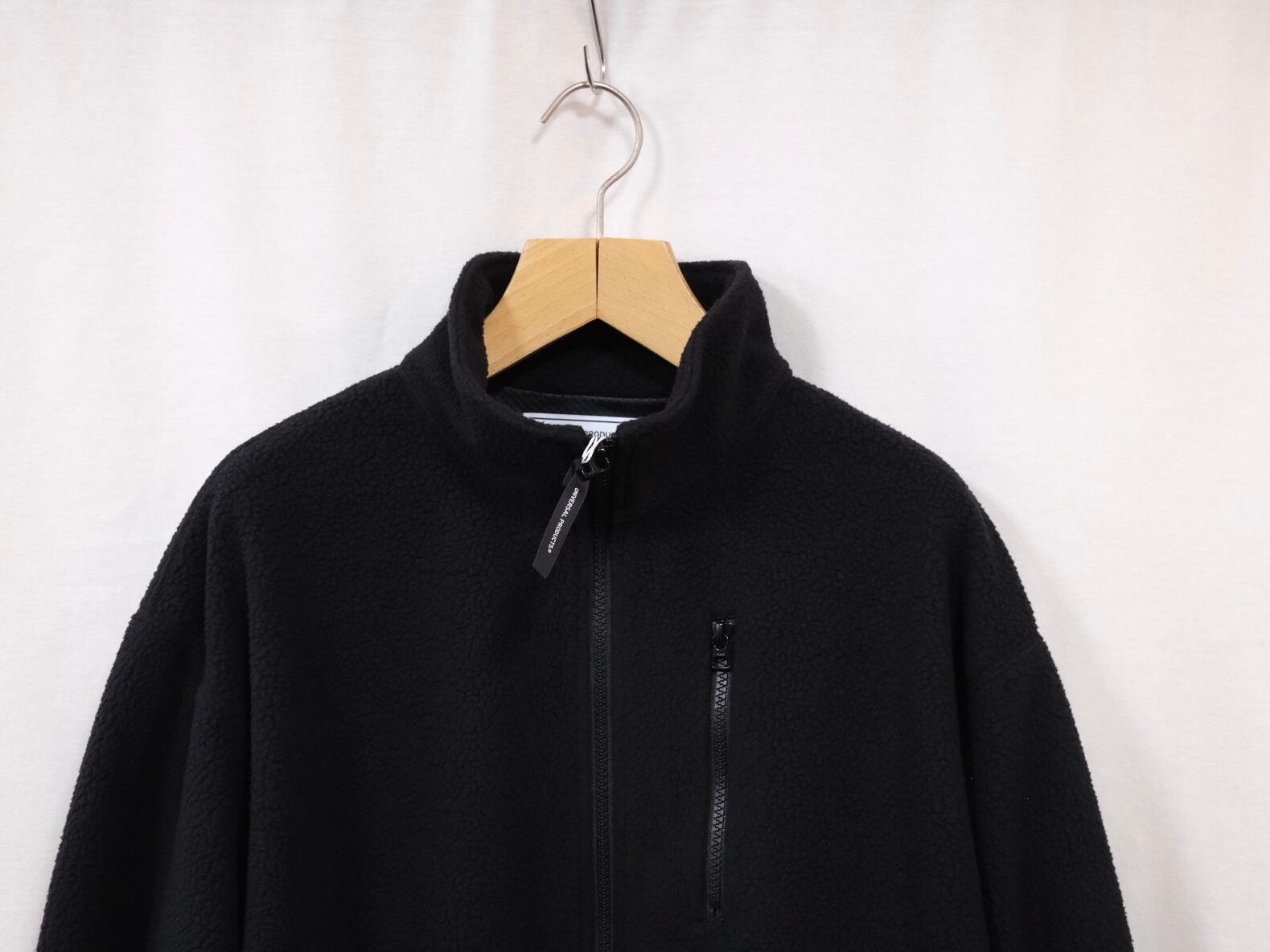 UNIVERSAL PRODUCTS.” POLARTEC®︎ FLEECE JACKET BLACK UNIVERSAL PRODUCTS.” POLARTEC®︎ FLEECE JACKET BLACK