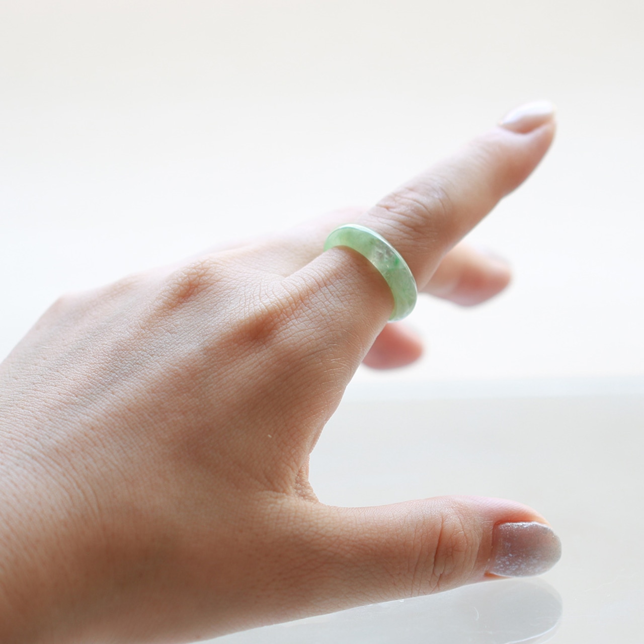 【13号】水中に浮かぶ緑の絵の具のよう。翡翠くり抜き甲丸リング A貨翡翠　jd_rg2095