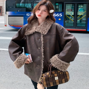 【送料無料】 リバーシブルジャケット ファージャケット  2way アウター 羽織り ショート 長袖 Vネック 襟付き フレア Aライン ブラウン 大人カラー ベイクドカラー 厚手生地 ふわふわ もこもこ ボア 裏起毛 かわいい 大人可愛い 綺麗 シンプル カジュアル 大人 上品 おしゃれ お洒落 大人女子 こなれ感 コンサバ 定番アイテム 体型カバー ガーリー 防寒 暖かい 無地 冬 女性 レディース ママ 10代 20代 30代 40代 通勤 デート お出かけ 休日 アウトドア ファッション