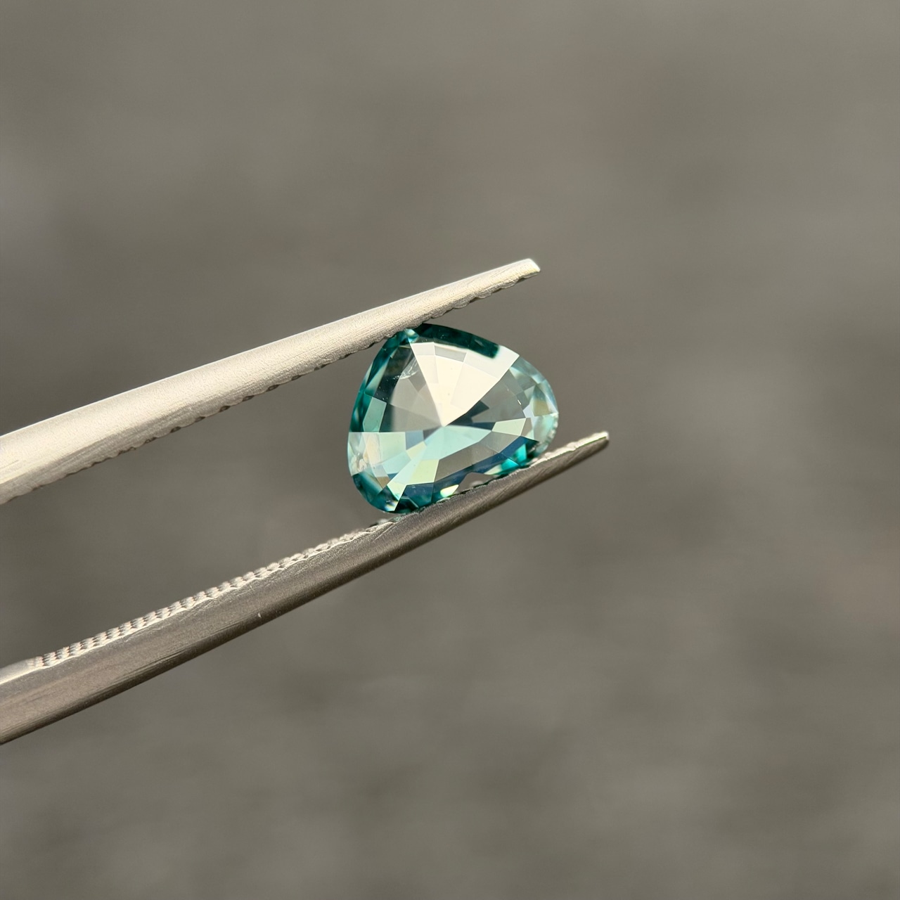カラーチェンジジルコン 7.2x5.9mm, 1.52ct, ミャンマー産