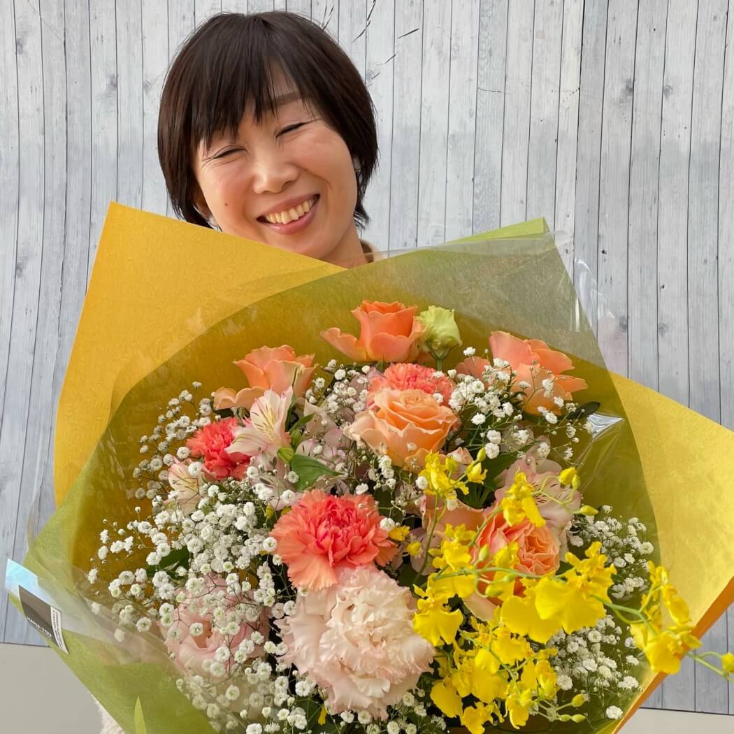 特別な記念日に贈る爽やかなオレンジのブーケ「コーラル・エレガンス