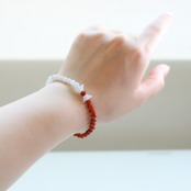 ネオンレッドカラーの翡翠がエネルギーを感じさせるブレスレット！ 翡翠ブレスレット A貨翡翠 jd_br1088