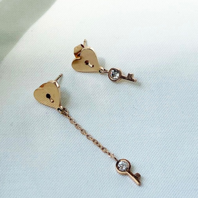 アシンメトリーハートピアス