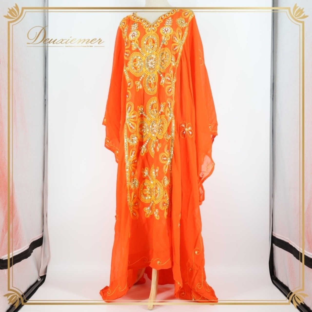 ベリーダンス 衣装 ハリージドレス オレンジ系 スパンコール ビーズ 橙 黄 金 ガラベーヤ ワンピース ドレス 爽やか 羽織り 民族舞踏 ダンス衣装 刺繍 ステージ衣装 華やか 鮮やか 豪華 装飾 明るい 透け感 ゴールド系 イエロー系