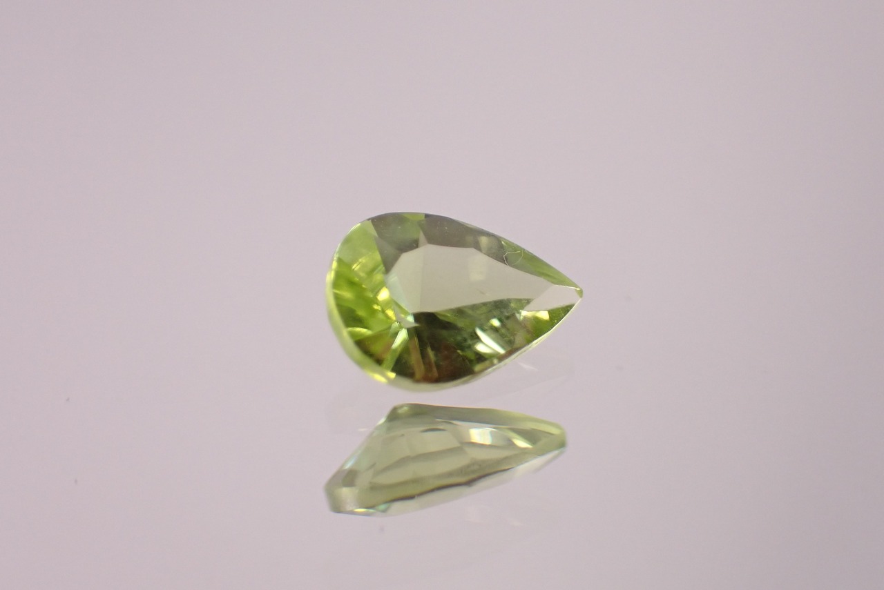 ペリドット(コンケーブカット)　0.64ct　[D2-348]