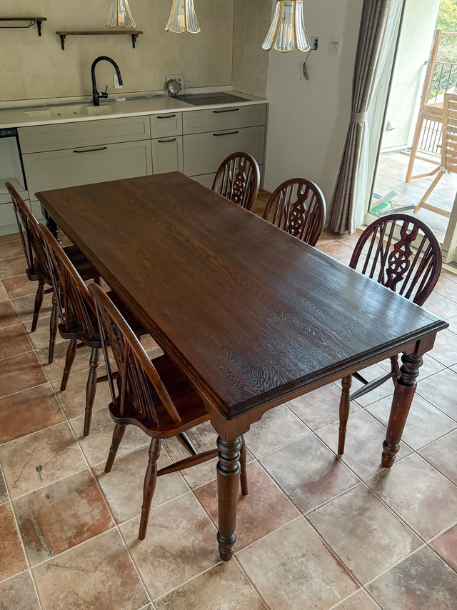 ホワイトオーク材ターンドレッグダイニングテーブル　“クラシック”（アンティーク調ろくろ足テーブル）足元広めver.　W1400〜2400　4人〜8人掛け　引き出し付きダイニングテーブル