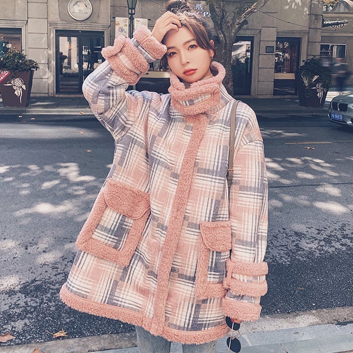 レトロ ガーリー チェック柄 ボアジャケット フリース レディース アウター ラム ウールコート ミディアムロング丈 ピンク もこもこ ハイネック 体型カバー スタイルアップ 脚長効果 ルーズ ビッグシルエット ゆったり ゆるカジ フェミニン Cute 男ウケ デート服 楽ちん レトロ ガーリー チェック柄 ボアジャケット フリース レディース アウター ラム ウールコート ミディアムロング丈 ピンク もこもこ ハイネック 体型カバー スタイルアップ 脚長効果 ルーズ ビッグシルエット ゆったり ゆるカジ フェミニン Cute 男ウケ デート服 楽ちん