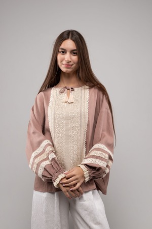 ウクライナ刺繍ヴィシヴァンカ グラージュ・ニジンカ（平行縫い）　シルク手刺繍　ブラウス　麻　レディース・フリーサイズ