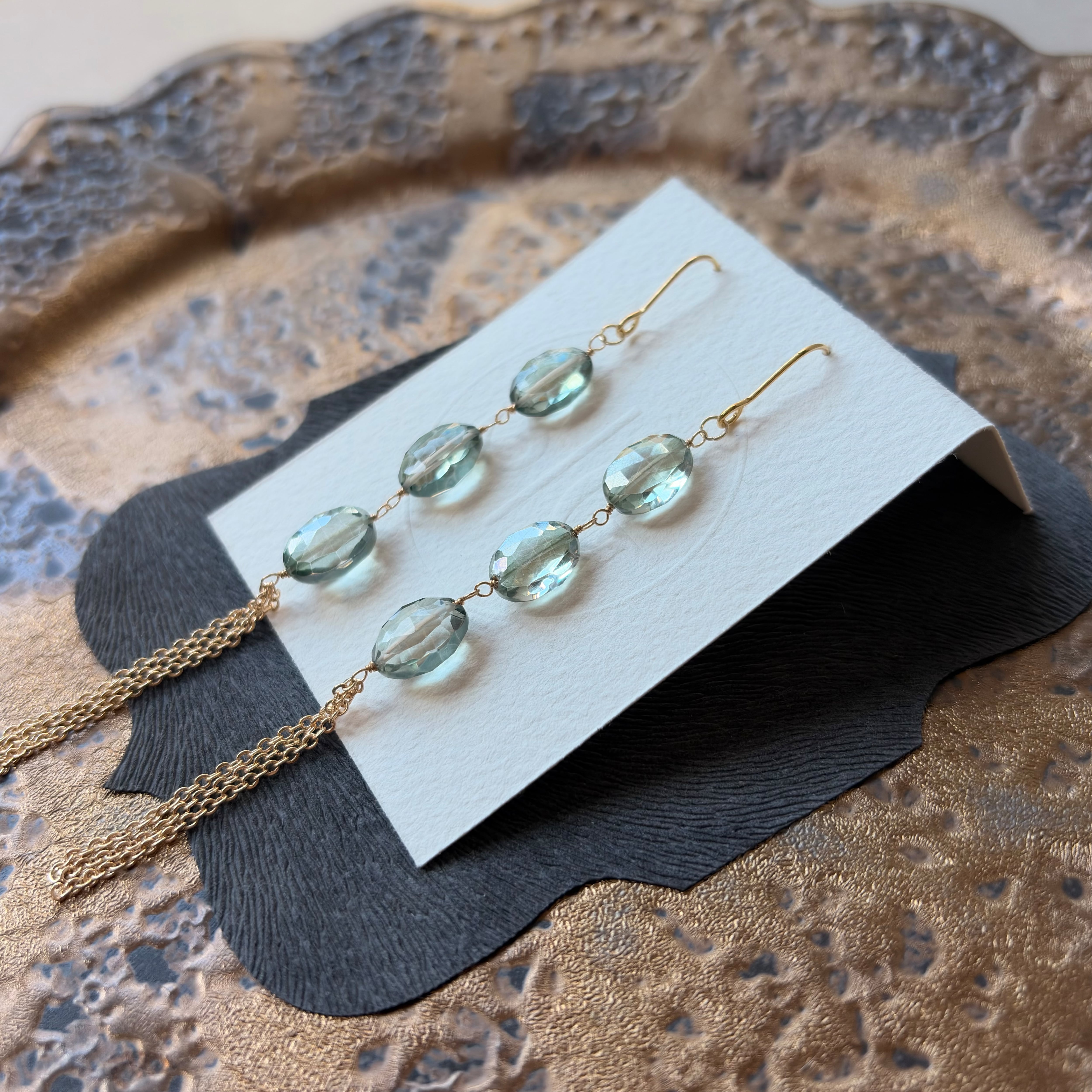 《一点もの》コーティング水晶とロングチェーンの耳飾り