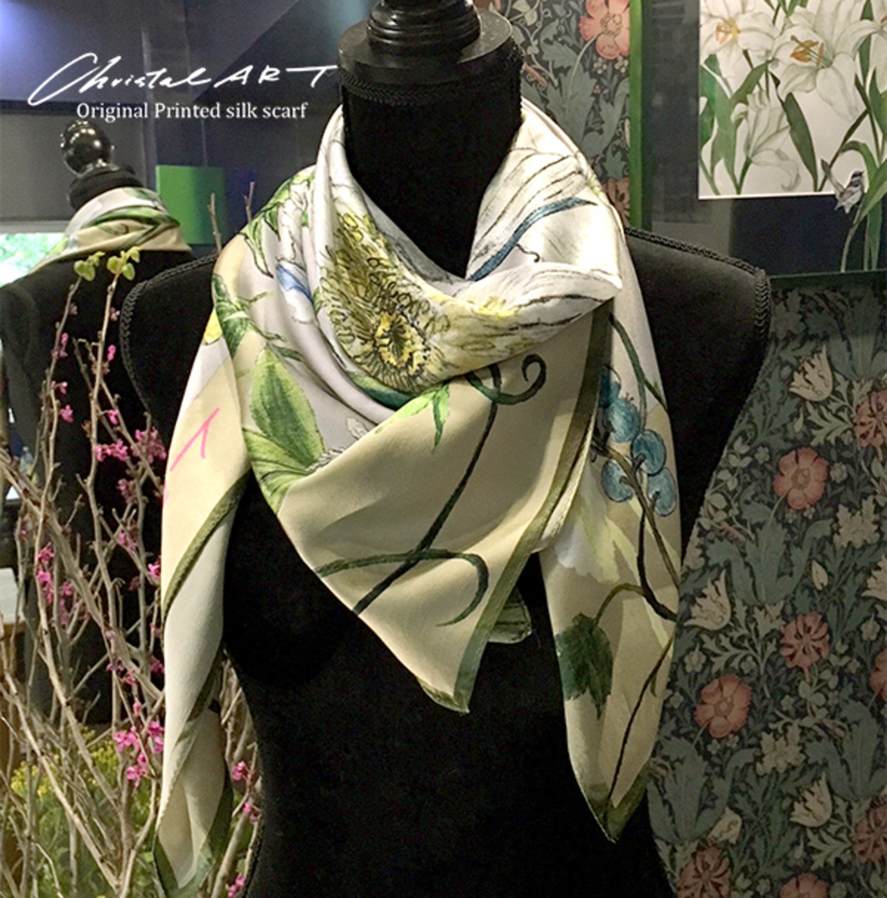 シルクスカーフ「ハチドリのいる庭」（アイボリー）100cm角