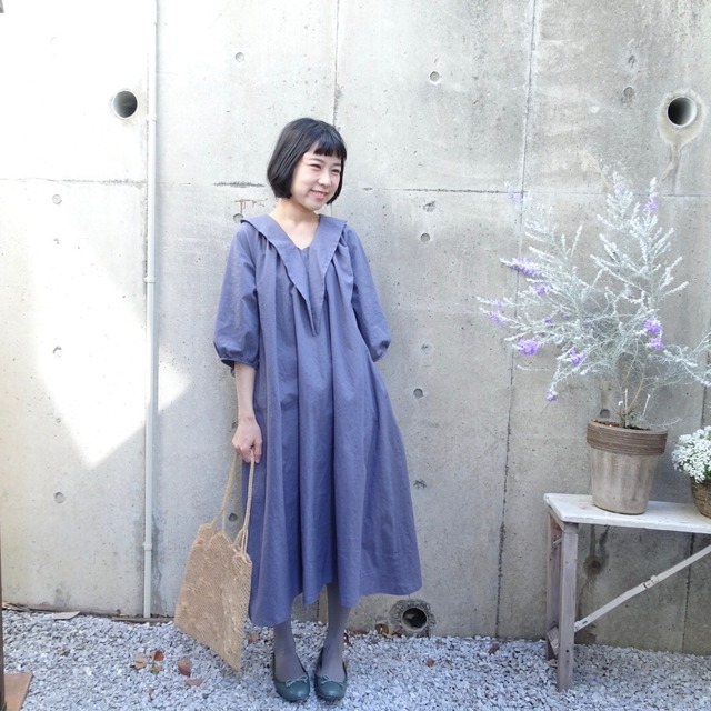 控えめセーラーカラーの綿麻ワンピースアンニュイグレー リネンワンピース ロングワンピース Lilas Lilas リラリラ